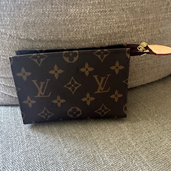 Louis Vuitton Toiletry Pouch Monogram 15 - Picture 1 of 6